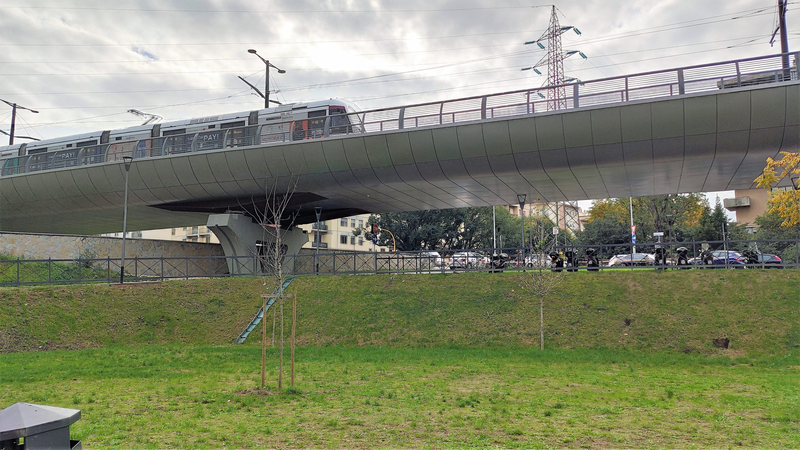Il Ponte Margherita Hack su cui passa la tramvia di Firenze T2
