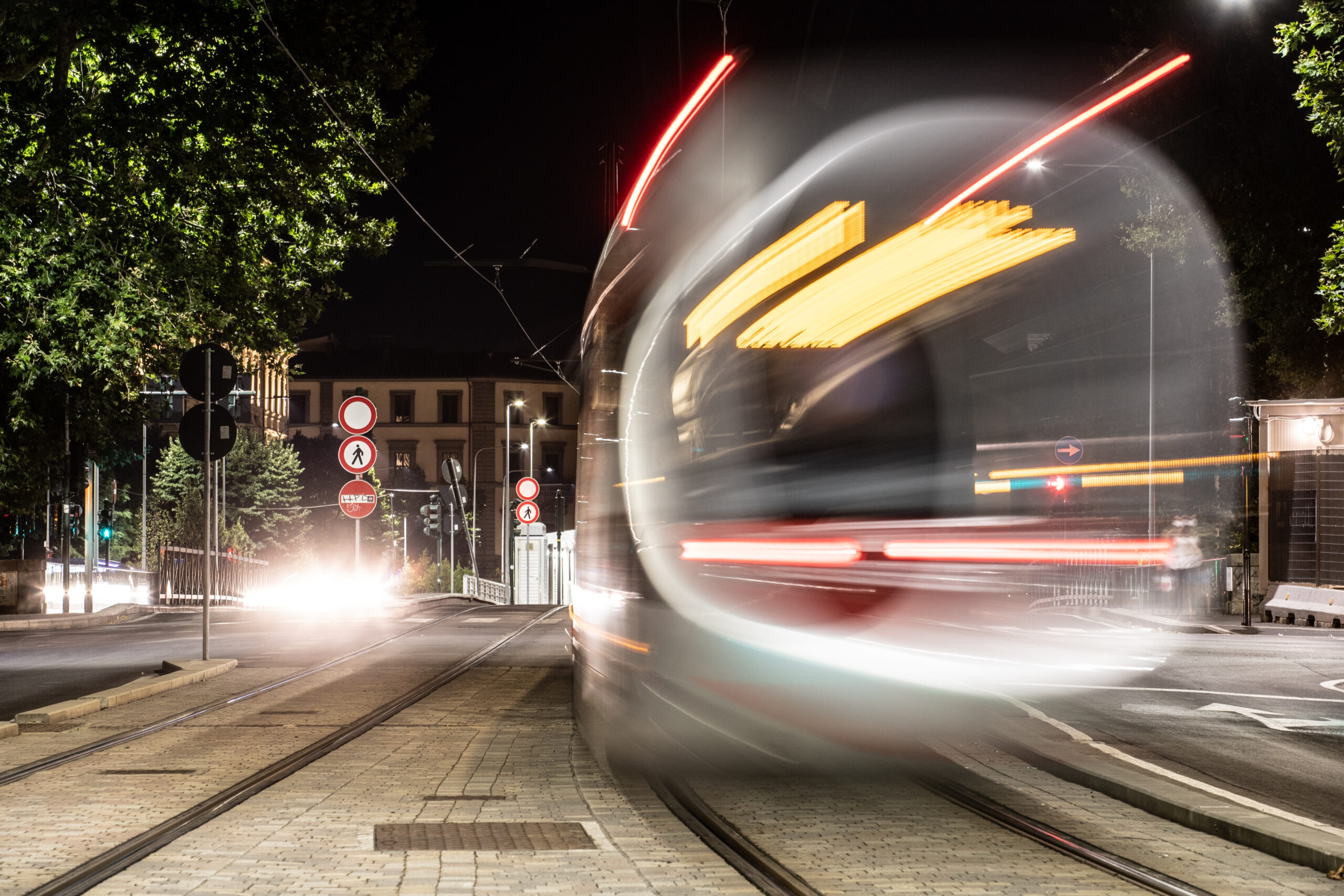 Foto generica di un tram di Firenze che sfreccia di notte