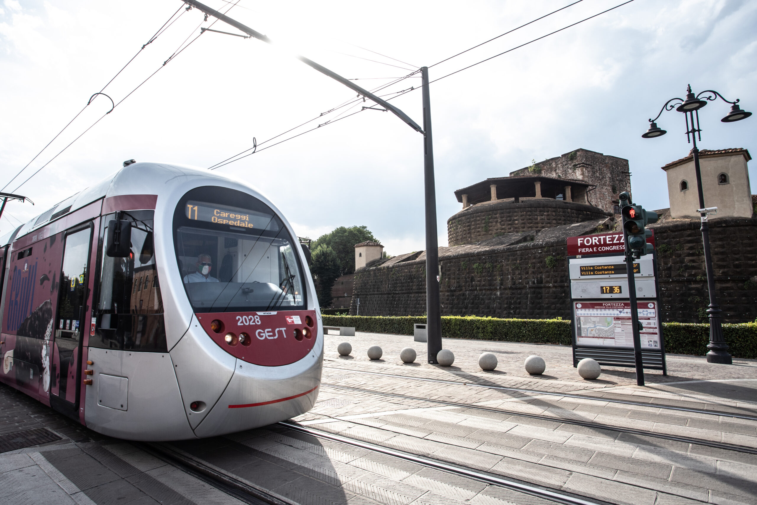 Linea T1 della tramvia alla fermata Fortezza di Firenze
